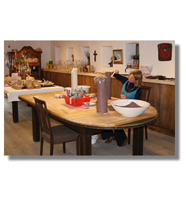 Gilda beim Werken im Atelier Atlier im Kunstwerkstall